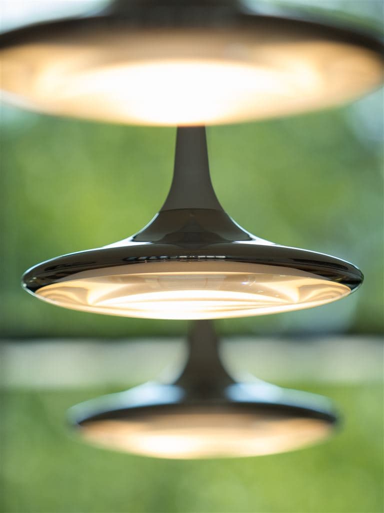 Kunstwerk mit fallenden Blättern in den Räumlichkeiten