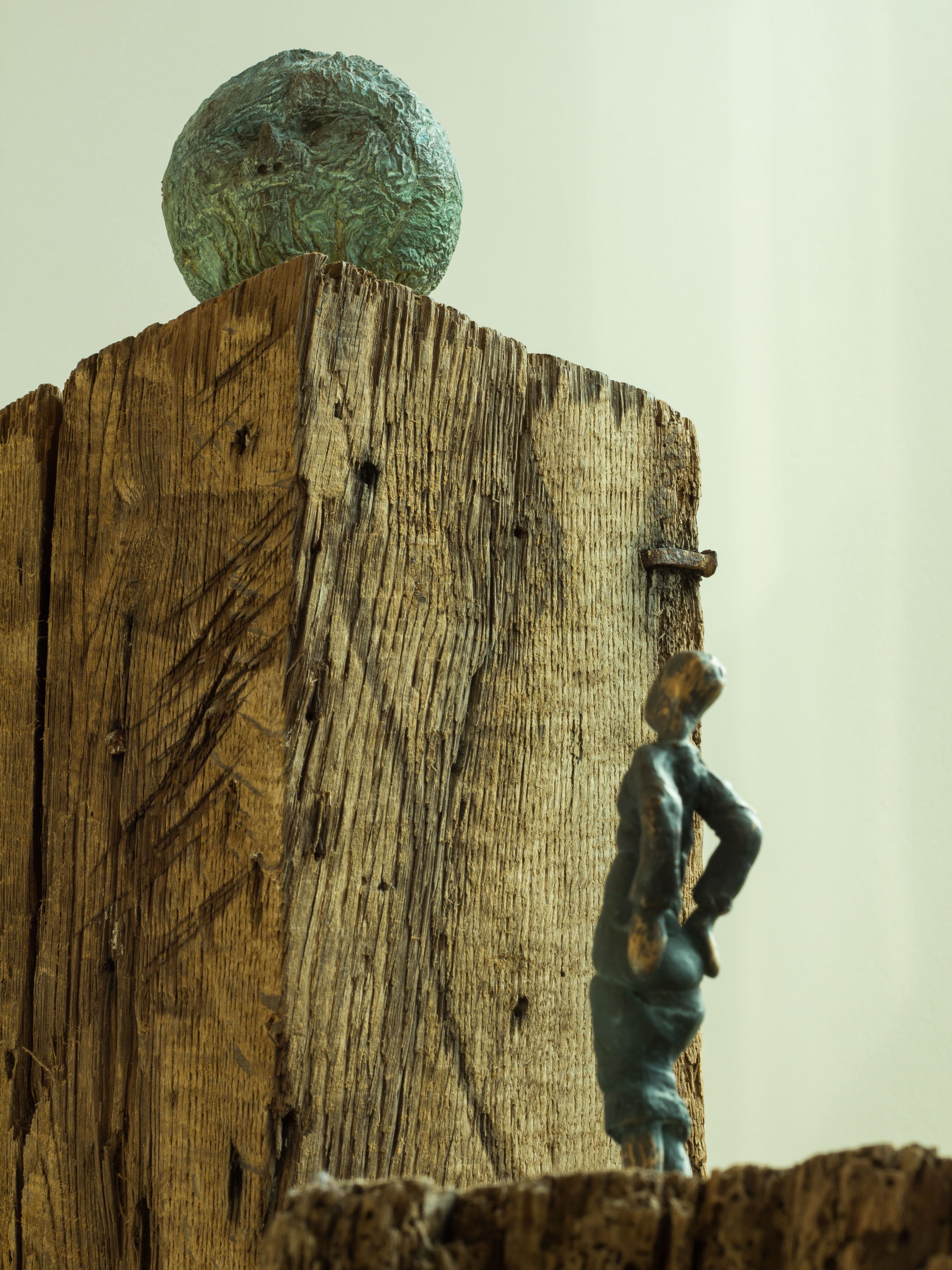 Kunstwerk Fernseher und Mond im Notariat